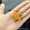 Llavero Colgante de Fruta Cambia Color de Descompresión Simulado para Mochila Estudiantil Llave Colgante que Cambia de Color UV Fresa Sandía