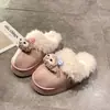 Chinelos de pelúcia espessos, design fácil de calçar, adequados para uso externo, fofos e quentes para o inverno, sapatos de algodão novos e da moda para mulheres, estilo de desenho animado 2026
