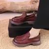 Sapatos pretos de couro macio com corte profundo retrô, novos sapatos femininos 2025, mocassins slip-on de couro macio com sola macia para outono para mulheres