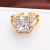 Anillo Cuadrado de Moda Europea y Americana de Lujo Ligero, Super Brillante, Diseño de Nicho de Venta Caliente para Compromiso y Boda con Incrustación de Circonita, Anillo Abierto Ajustable