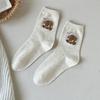 Calcetines para Mujer de Otoño Hilo de Punto Dibujos Animados Lindos Calcetines de Media Longitud para Mujer Ins Tendencia Estilo Coreano Distintivos de Terciopelo Calcetines Blancos de Media Longitud