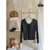 Blusa de camiseta de manga larga con cuello en V retorcido color albaricoque estilo francés para mujer, perfecta para principios de otoño, única y deslumbrante, top de punto de seda helada que ciñe la cintura