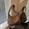 Bolso tote de estilo coreano, chic sin esfuerzo, de color blanco roto con rayas verticales, con un aspecto texturizado y casual, perfecto para que los estudiantes universitarios lo lleven en salidas de fin de semana.