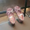 Sapatos de Princesa Sandálias para Meninas 2026 Novos Sapatos Infantis de Outono Sapatos Pequenos de Couro Sapatos de Cristal para Bebê Estilo Prata com Solado Macio
