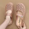 Novas Chinelas de Solado Grosso para Mulheres, Antiderrapantes, para Mães de Meia-Idade, Chinelos Fechados, Couro Sintético, Salto Médio, Sapatos Perfurados para Uso Externo, Chinelos Femininos