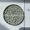 Material filtrante para purificación de agua 55% bola de ion de calcio ajuste débilmente alcalino calidad del agua bola de cerámica de ion de calcio