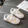 Zapatos Casuales de Moda Versátiles para Niñas 2026 Nuevas Llegadas Primavera/Verano Decoración de Flores Infantiles Zapatos de Entrenamiento Alemanes para Niñas Zapatos de Suela Suave para Niñas
