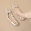 Comercio exterior zapatos de vestir de punta cuadrada francesa para mujer boca poco profunda nuevos zapatos de primavera y otoño lazo de pedrería con temperamento Mary Janes de fondo plano
