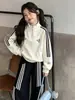 Conjunto de Sudadera con Cuello Alto Bordada a Rayas para Niñas, Nuevo Otoño 2026, con Pantalones Casuales Anchos a Rayas para Primavera y Otoño