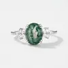 Anillo Cruzado Nuevo Clásico Forma de Huevo Piedra de Musgo Verde Natural Anillo Dedo Índice Agata de Hierba Acuática Incrustado en Garras de Plata S925 Versátil