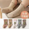 Meias Antiderrapantes para Chão de Bebê Outono e Inverno Punho Largo Borda Franzida para Bebê Novo Estilo Infantil Meias Confortáveis de Cano Médio para Crianças