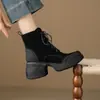Botas de tornozelo femininas de camurça com sola grossa 2026 modernas estilosas novas outono e inverno salto plataforma salto alto com cadarço estilo britânico Botas Martin