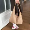 Bolso de mano retro estilo coreano al por mayor, bolso de mujer, nueva colección otoño 2026, color liso, bolso de hombro simple, adecuado para ir al trabajo, se puede llevar debajo del brazo