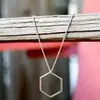 Collar hexagonal geométrico para mujer, cadena minimalista para la clavícula, diseño único, versátil para el trabajo, accesorio simple para superponer