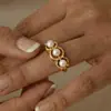 Anillo de Cola de Apertura Lateral de Acero Inoxidable con Perla Shell y Circonita Chapado en Oro Real de 18 Quilates Moda Estilo Lujo Ligero No se Desvanece