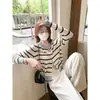 Cardigã curto de tricô listrado cor de damasco estilo coreano de Zeng Xiaoxian combinado com um top de camisola para mulheres, um look estiloso para o início do outono