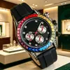 Novo Cronógrafo Masculino Movimento a Quartzo Mostrador de Segundos Pequenos com Diamantes Coloridos e Pulseira de Borracha Relógio Casual de Negócios Fabricante Atacado