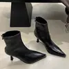 Botas curtas femininas, botas curtas de outono, moda nicho slim bico fino novo modelo 2026, salto fino, preto e branco