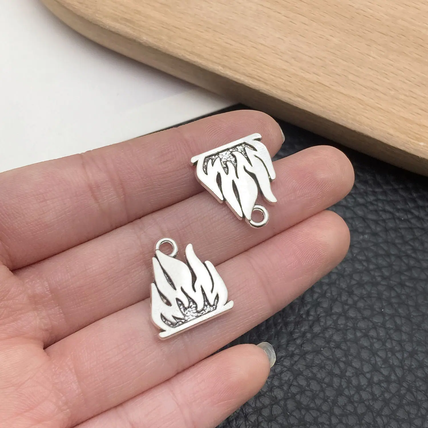 21417-X-古银锌合金火焰18x16mm-2.2g