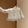 Ropa exterior de primavera y otoño para niñas, ropa de bebé elegante, moda infantil moderna y única, patchwork de cuadros de dibujos animados estilo coreano con ribete de encaje, cárdigan de punto