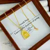 Collar Colgante Popular de Xiaohongshu Estilo Antiguo Punto Dorado Diamante Amarillo Dios de la Riqueza, Accesorio de Joyería Estilo Tendencia Nacional, Collar, Cadena para Clavícula
