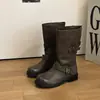 Botas Femininas de Cano Médio Estilo Retrô Bico Redondo Dupla Fivela Europeias e Americanas 2026 Outono/Inverno Novo Estilo Salto Grosso Bico Redondo Botas de Equitação Botas Enrugadas