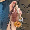 Llavero Colgante Retro Creativo Alcalino para Pan Serie Miu Encanto de Chocolate Accesorio de Cuerda Tejida Decoración de Bolso Regalo
