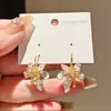 Pétalos Blancos con un Brillo Radiante~Estilo Lujo Ligero Pendientes de Flor con Goteo de Aceite de Circonita, Pendientes Dulces Estilo Francés, Accesorios para Orejas de Gama Alta de Nicho