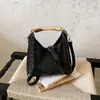 Bolso tipo cubo transfronterizo para mujer con estampado de cocodrilo, sensación vintage de alta gama, asa metálica, estilo europeo y americano, adecuado para ir al trabajo