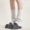 Calcetines de punto blancos a rayas de media pantorrilla con calentadores de piernas acanalados apilados para un look en capas, estilo universitario JK para mujer