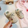 Zapatos para Caminar de Bebé 2026 para Niñas, Nuevo Modelo de Otoño Zapatos de Entrenamiento Alemanes, Tenis Suaves para Niños, Zapatos Deportivos para Niños Pequeños