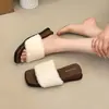 Chinelos de pelúcia fofos e estilosos, estilo coreano, para o verão, estilo preguiçoso, para mulheres, adequados para uso externo, com design de bico quadrado 2026
