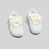 Tênis de Treino Alemão Estilo Verão 2026 para Mulheres, Laço de Pérola, Malha Respirável Sapatos Brancos, Versáteis Sapatos Casuais de Solado Macio