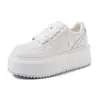 Zapatillas Blancas de Suela Gruesa con Trébol de Cuatro Hojas, Estilo Nuevo de Primavera y Otoño para Mujer, Zapatos Deportivos Casuales Bajos Versátiles que Aumentan la Altura