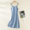 Um Novo Estilo de Camisola de Viscose para Primavera, Verão e Outono, Apresentando Cor Sólida, Design com Bojo Integrado, Caimento Solto, Confortável para Usar em Casa e Adequado para Usar na Rua