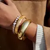 Elegante e Discreto Estilo Retrô Pulseira Aberta de Aço Inoxidável e Ouro 18K com Textura de Flor, Sensação de Luxo Leve e Alto Padrão, Joia Transfronteiriça