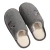 Pantuflas de algodón para familia de tres personas, otoño e invierno, con diseños de perro de caricatura, forro de felpa, suelas gruesas y características antideslizantes para calidez y comodidad en casa