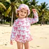 ¡Un Imprescindible para la Playa! Gorro de Natación Lindo con Lazo + Conjunto de Bañador de Dos Piezas para Bebés Niñas