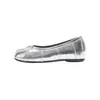 Sapatos prateados de dedo dividido tipo pé de porco com aumento interno de altura de 4 cm 2026 sapatos Mary Jane baixos para mulheres com aumento interno de altura