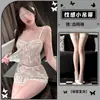 Lencería transparente de encaje dorado con un lazo juguetón, diseñada para momentos coquetos y sensuales, puro deseo y seducción, ropa de dormir