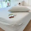 Conjunto de três peças de gaze de camada dupla com toque de algodão para maternidade e infância Classe A, lençol de baixo com elástico, capa de cama, amigável à pele, adequado para bebês, com fronha de estampa floral pequena