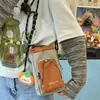 Bolso cruzado para botella de agua ligero y compacto de estilo japonés inspirado en la dopamina, perfecto para actividades al aire libre, viajes y como un práctico y versátil estuche para teléfono.