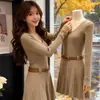 Vestido de Punto Coreano Caqui de Manga Larga para Mujer en Otoño, Ajustado, Ceñido a la Cintura, Falda Corta Plisada, Elegante y Adecuado para el Trabajo