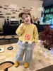 Comercio exterior ropa infantil 2026 otoño e invierno nuevo estilo sudadera de forro polar con dibujos para niñas y conjunto de dos piezas de pantalones vaqueros estilo coreano para niños pequeños