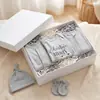 Set de regalo para bebé recién nacido, que incluye un atuendo para la celebración del primer mes, un conjunto de ropa para bebé y una colección de artículos esenciales para bebé, todo empaquetado en una exquisita caja de regalo.