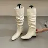 La primera vez que vi estas botas largas de gamuza estilo coreano, de punta cuadrada, que aumentan la altura interior, quedé inmediatamente impresionado.. Se ven fantásticos y hacen que tus piernas parezcan más largas. También tienen un puño ancho