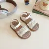 Sandalias dulces y encantadoras para niños 2025 verano nuevo zapatos de playa transpirables sandalias de princesa para niñas zapatos de estudiante con perlas