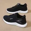 Novos Sapatos de Pano Estilo Antigo de Pequim para Mulheres 2025, Tênis de Caminhada Fly-Knit com Solas Macias, Tênis Antiderrapantes para Mães, Tênis de Corrida da Moda para Mulheres
