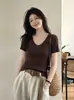 Blusa de tricô chic, casual, suave e elegante estilo coreano com decote V e mangas curtas para mulheres, novo modelo de verão 2026, top curto de ombro normal
