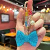 Llavero de Moño Elegante y de Alta Gama Incrustado con Diamantes y Exquisitas Cuentas de Cristal de Colores, un Accesorio Decorativo para Bolsos de Mujer